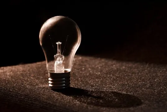 Energia dla firm – jak wybrać najlepszą ofertę i dostawcę prądu
